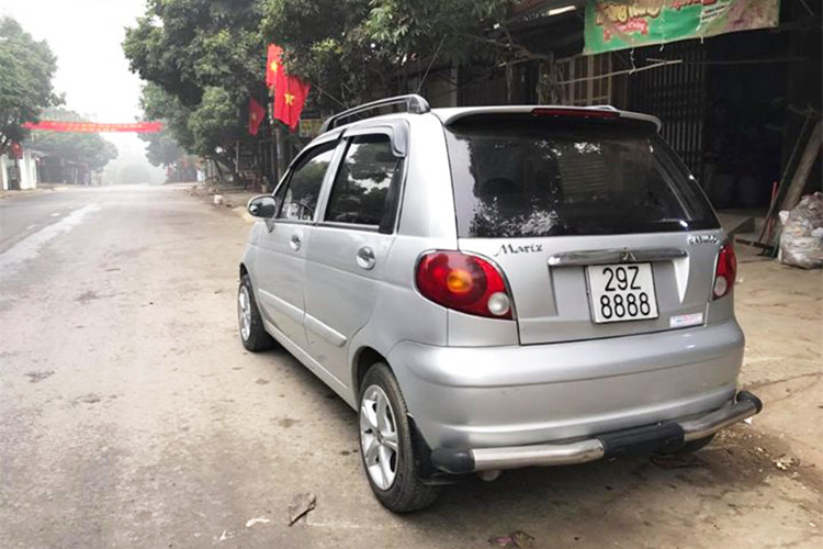 Hiện chiếc "xe cỏ, biển khủng" Daewoo Matiz đời 2004 này lại đang được chủ nhân rao bán tại Yên Bái. Nếu ai có nhu cầu sưu tầm thì chiếc xe này chắc chắn là một tuyệt phẩm không thể bỏ qua, dù chưa biết chất lượng máy móc sau nhiều năm “chinh chiến” còn được bao nhiêu %.