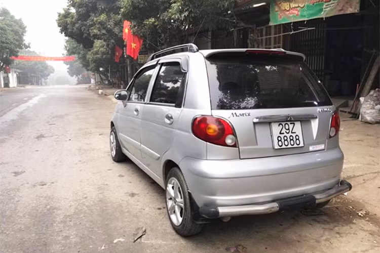 Hiện chiếc "xe cỏ, biển khủng" Daewoo Matiz đời 2004 này lại đang được chủ nhân rao bán tại Yên Bái. Nếu ai có nhu cầu sưu tầm thì chiếc xe này chắc chắn là một tuyệt phẩm không thể bỏ qua, dù chưa biết chất lượng máy móc sau nhiều năm “chinh chiến” còn được bao nhiêu %.