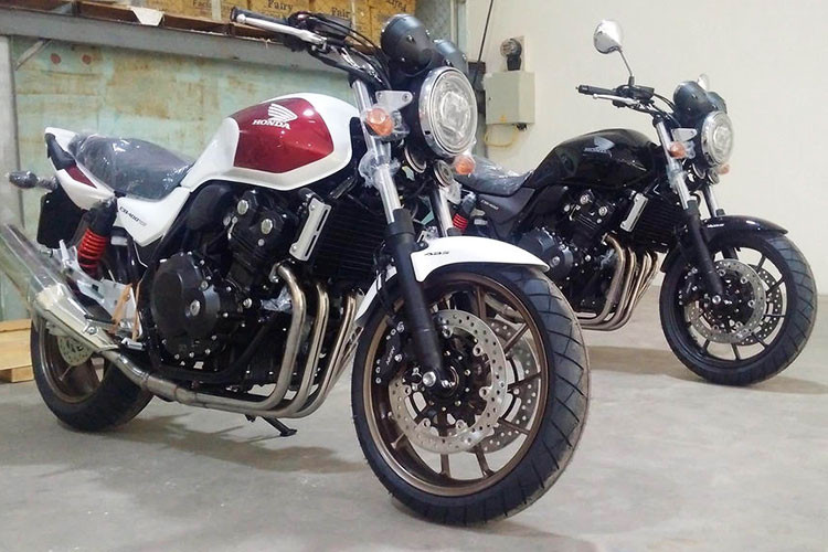 Đi mua xe máy cũ, bạn nên “soi” bằng tay là chính chứ không phải bằng mắt. Một chiếc xe có dáng đẹp hay sở hữu phong cách bạn thích chưa chắc đã là một chiếc xe tốt. Hãy kiểm tra thật kỹ mọi chi tiết, đặc biệt là khối động cơ. Sờ xung quanh và dưới đáy cùng bộ chế hòa khí để phát hiện xem xe có hiện tượng chảy dầu không. Một chiếc xe hay bị chảy dầu luôn luôn đem nhiều phiền toái đến cho bạn.