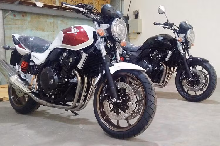 Đi mua xe máy cũ, bạn nên “soi” bằng tay là chính chứ không phải bằng mắt. Một chiếc xe có dáng đẹp hay sở hữu phong cách bạn thích chưa chắc đã là một chiếc xe tốt. Hãy kiểm tra thật kỹ mọi chi tiết, đặc biệt là khối động cơ. Sờ xung quanh và dưới đáy cùng bộ chế hòa khí để phát hiện xem xe có hiện tượng chảy dầu không. Một chiếc xe hay bị chảy dầu luôn luôn đem nhiều phiền toái đến cho bạn.