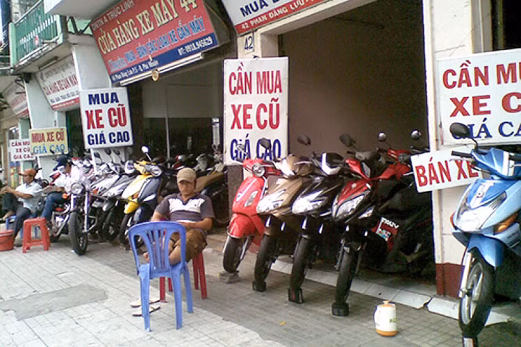 Nếu không chắc về kiến thức xe máy của mình, bạn hãy đem theo một người bạn có nhiều kiến thức hơn. Dân chơi xe với nhau luôn tôn trọng người có kiến thức và thường xuyên giúp đỡ nhau trong mọi công việc.