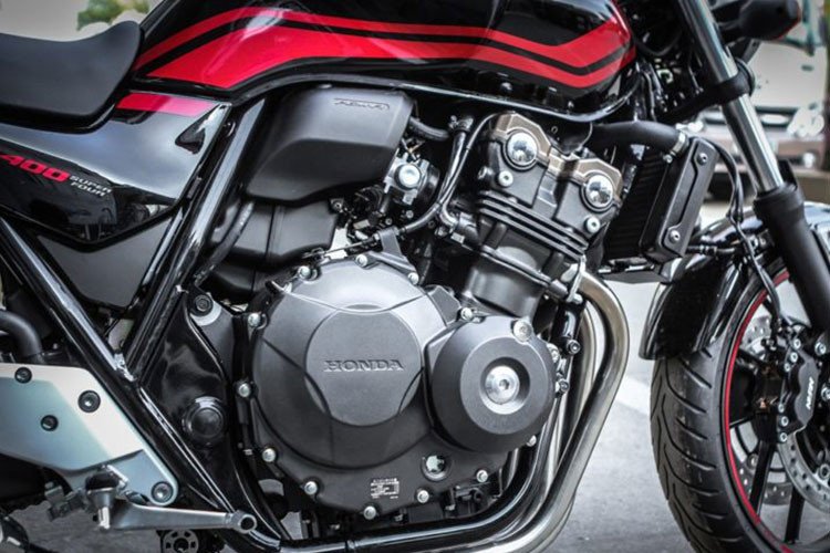 Một chiếc xe với động cơ nóng ấm luôn luôn dễ nổ và dễ giấu bệnh hơn một chiếc xe với khối động cơ lạnh tanh. Nếu chiếc xe bạn xem nổ ngọt ngào trong lần thử đầu tiên với động cơ lạnh tanh thì hãy cưới “nàng” ngay! Hãy chắc chắn rằng người bán sẽ không đạp nổ hùng hục cả sáng để chờ bạn chiều qua xem xe nhé.