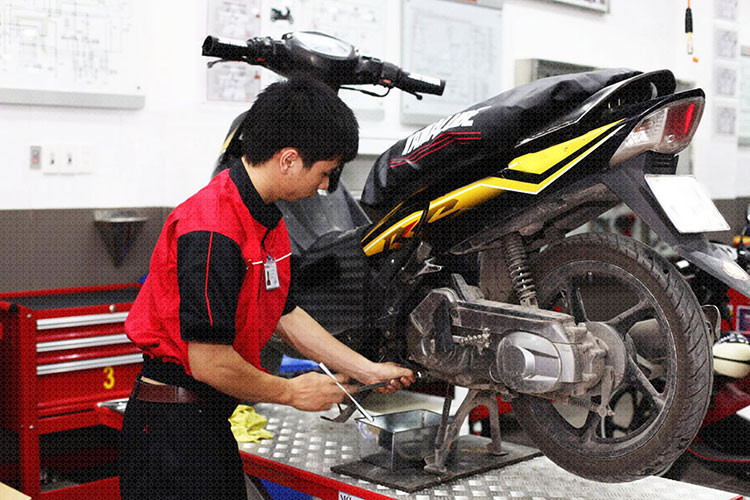 Đừng tiếc vài trăm ngàn để mang xe qua thợ kiểm tra trước khi xuống tiền nhận chìa khóa. Vì dù mình có kỹ thế nào cũng không kỹ bằng thợ. Kiểm tra thật sâu thật kỹ để đảm bảo bạn có được một chiếc xe như ý.