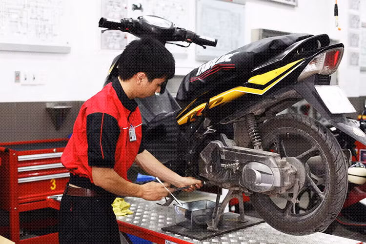 Đừng tiếc vài trăm ngàn để mang xe qua thợ kiểm tra trước khi xuống tiền nhận chìa khóa. Vì dù mình có kỹ thế nào cũng không kỹ bằng thợ. Kiểm tra thật sâu thật kỹ để đảm bảo bạn có được một chiếc xe như ý.