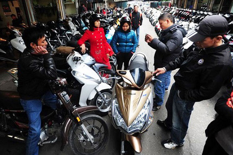 Việc mua một chiếc môtô và xe máy cũ đã qua sử dụng không những giúp bạn tiết kiệm được một khoản tiền lớn, mà khi muốn lên thay xe hay đổi phong cách thì bạn sẽ không bị lỗ quá nhiều tiền khi cần bán lại. Tuy nhiên, để mua đúng và hợp lý với số tiền bỏ ra cho một chiếc xe cũ lại không hề dễ dàng. Càng khó hơn nếu bạn chỉ là người mê xe mà chưa hề có kinh nghiệm chạy xe hay soi cũ từ những "con buôn", hay thậm chí cả những người bán xe chính chủ.