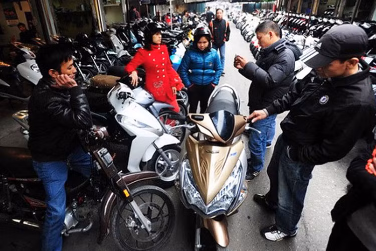 Việc mua một chiếc môtô và xe máy cũ đã qua sử dụng không những giúp bạn tiết kiệm được một khoản tiền lớn, mà khi muốn lên thay xe hay đổi phong cách thì bạn sẽ không bị lỗ quá nhiều tiền khi cần bán lại. Tuy nhiên, để mua đúng và hợp lý với số tiền bỏ ra cho một chiếc xe cũ lại không hề dễ dàng. Càng khó hơn nếu bạn chỉ là người mê xe mà chưa hề có kinh nghiệm chạy xe hay soi cũ từ những "con buôn", hay thậm chí cả những người bán xe chính chủ.