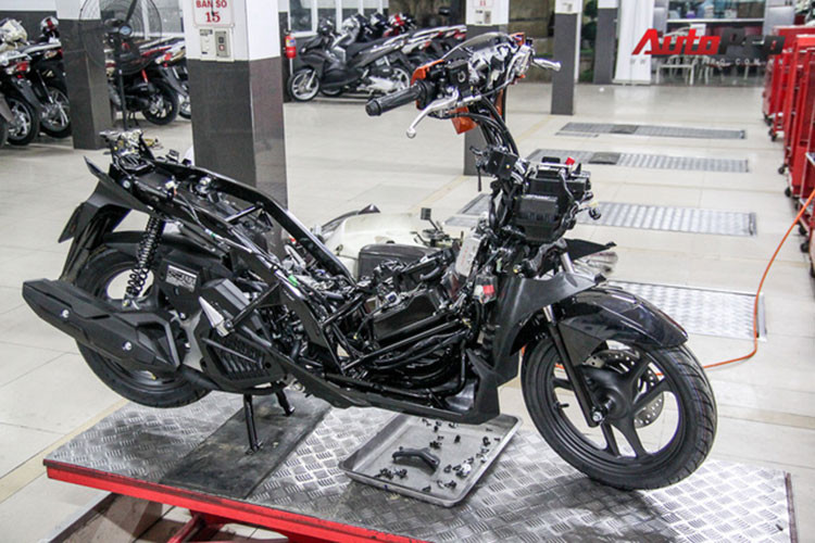 Ngắm nghía, đo đạc thật kĩ càng phần khung xe. Kiểm tra độ chắc chắn, có rạn nứt hay cong ở đâu không. Và đặc biệt nếu khung xe có dấu hiệu sơn lại trong khi tình trạng xe khá cũ thì có nhiều khả năng xe đã trải qua tai nạn. Phuộc trên xe cũ hay có tình trạng chảy dầu do sử dụng quá tải hoặc thiếu sự bảo dưỡng trong một thời gian dài.