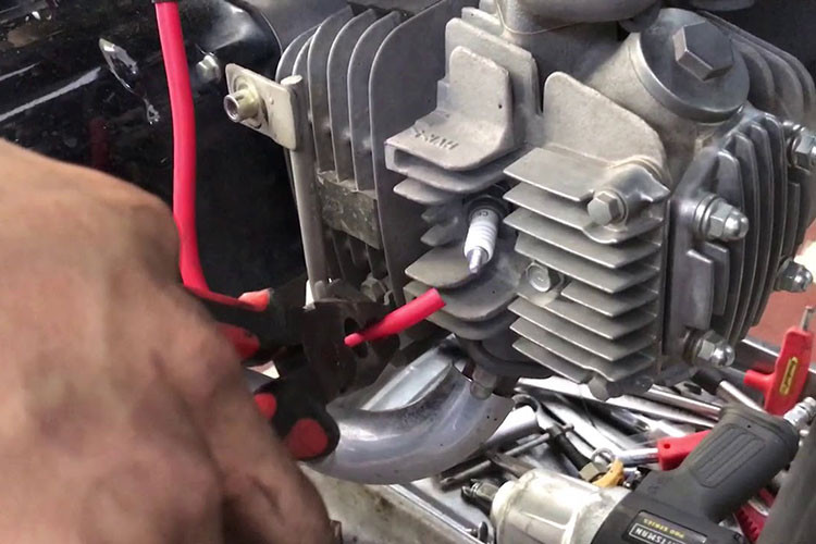 Hệ thống điện xe máy bao giờ cũng là mảng quan trọng khi sử dụng một thời gian dài. Chập nổ, cháy đều có thể xảy ra. Xem thật kỹ đường dây chạy điện đặc biệt là trên một chiếc xe độ. Kiểm tra bình ắc-quy, đèn hậu, đèn pha, xinhan, đảm bảo mọi thứ vận hành trơn tru.