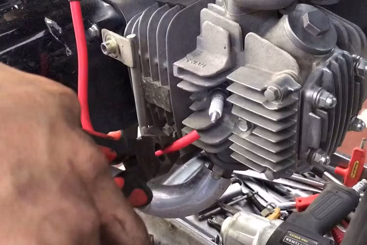 Hệ thống điện xe máy bao giờ cũng là mảng quan trọng khi sử dụng một thời gian dài. Chập nổ, cháy đều có thể xảy ra. Xem thật kỹ đường dây chạy điện đặc biệt là trên một chiếc xe độ. Kiểm tra bình ắc-quy, đèn hậu, đèn pha, xinhan, đảm bảo mọi thứ vận hành trơn tru.