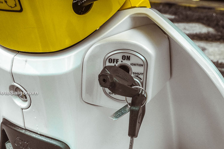 Hệ thống khoá điện trên xe vẫn không thay đổi so với những mẫu xe mauys mới của Honda hiện nay, vẫn dạng chìa. Cụm công tắc bên phải của xe chỉ có nút đề, không có nút đèn pha - đặc điểm của xe máy Thái Lan.