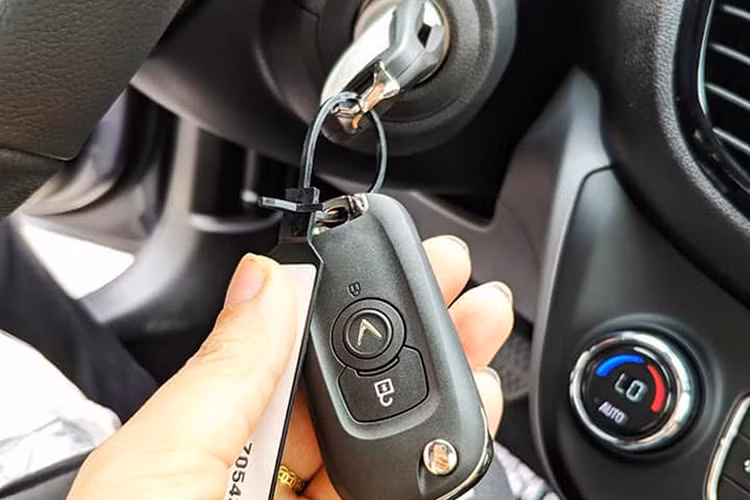 Hai cổng USB trên xe có giá 2,2 triệu đồng và đây là tuỳ chọn không quá cần thiết đối với nhiều người dùng hiện nay. Nếu xe đã có tẩu thuốc thì chỉ cần ra ngoài các cửa hàng bán đồ chơi xe hơi mua thêm giắc cắm dạng đầu tẩu thuốc thì sẽ có nhiều cổng USB sử dụng hơn và giá thấp hơn.