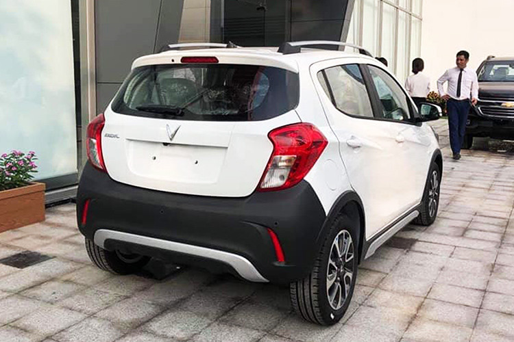 Camera lùi tích hợp cùng màn hình giải trí là tuỳ chọn có 4,4 triệu đồng với góc quay khá rộng. Đây là tuỳ chọn đáng giá và nên có vì camera có hiển thị góc đánh lái theo vô lăng, tính năng chỉ có trên các xe cao cấp. Điều đáng nói ở đây là với tổng giá trị lên tới 19,8 triệu đồng, các tuỳ chọn cho Vinfast Fadil sẽ không được mua lẻ mà phải mua bộ.