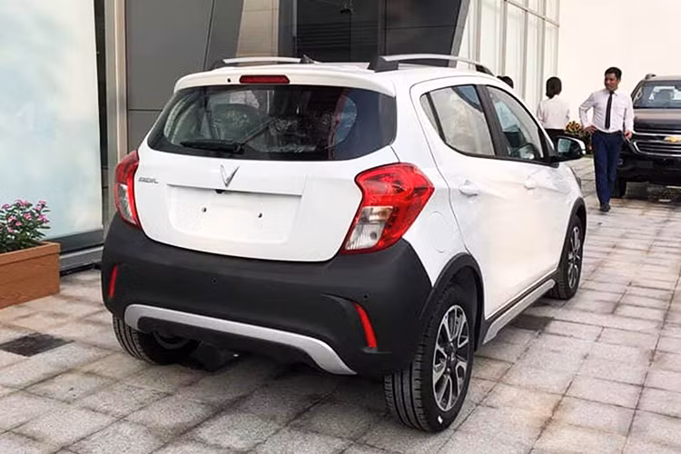 Camera lùi tích hợp cùng màn hình giải trí là tuỳ chọn có 4,4 triệu đồng với góc quay khá rộng. Đây là tuỳ chọn đáng giá và nên có vì camera có hiển thị góc đánh lái theo vô lăng, tính năng chỉ có trên các xe cao cấp. Điều đáng nói ở đây là với tổng giá trị lên tới 19,8 triệu đồng, các tuỳ chọn cho Vinfast Fadil sẽ không được mua lẻ mà phải mua bộ.