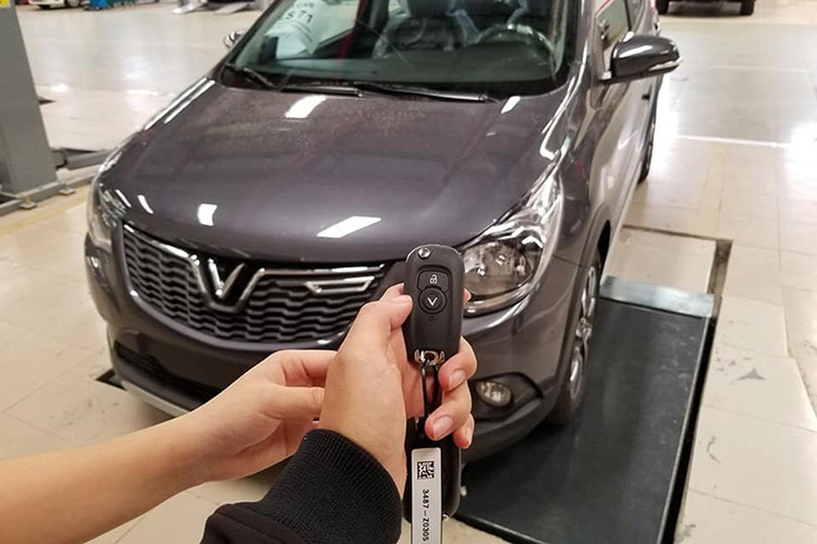 Hiện tại, mẫu xe Vinfas Fadil 2019 mới vẫn nằm trong chính sách trợ giá “3 Không” của VinFast và giá bán đang ở mức 395 triệu đồng (đã bao gồm VAT). Kèm theo đó, khách hàng mua mẫu xe này cũng có thể tuỳ chọn các trang bị theo ý muốn với tổng giá trị lên tới 77 triệu đồng.