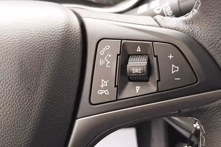 Điều hoà tự động có cảm biến độ ẩm trên xe có giá 8,8 triệu đồng, điều hoà sử dụng núm xoay để điều chỉnh nhiệt độ, các nút bấm điều khiển dễ nhìn và gọn gàng. Hệ thống điều hoà này cũng có thể điều chỉnh được trên màn hình giải trí của xe. Thực tế, với điều kiện thời tiết ở Việt Nam, đây là một tuỳ chọn đáng giá.