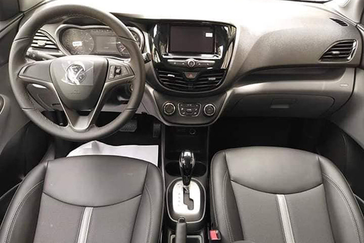 Bên trong nội thất, người dùng có thể tuỳ chọn vô lăng bọc da và tích hợp phím điều khiển âm thanh, đàm thoại rảnh tay trị giá 7,7 triệu đồng. Vô lăng của xe VinFast được thiết kế 4 chấu khá thể thao, trợ lực điện nhưng điểm trừ là phần để ấn còi và chứa túi khí lại dày lên ở giữa không được đẹp mắt, logo chữ V được đặt ở giữa đơn giản và không nổi bật.