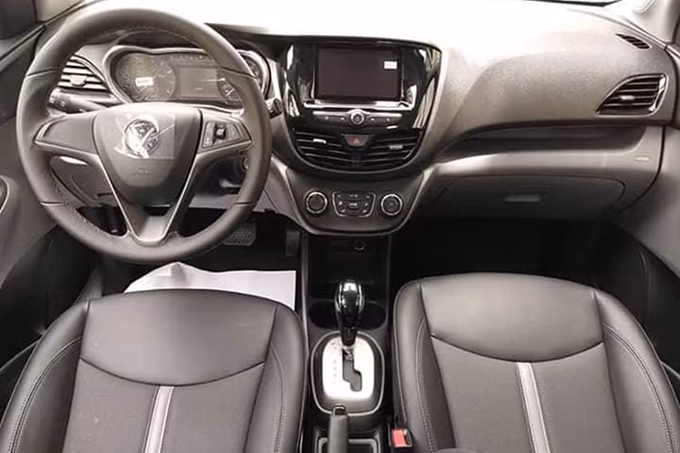 Bên trong nội thất, người dùng có thể tuỳ chọn vô lăng bọc da và tích hợp phím điều khiển âm thanh, đàm thoại rảnh tay trị giá 7,7 triệu đồng. Vô lăng của xe VinFast được thiết kế 4 chấu khá thể thao, trợ lực điện nhưng điểm trừ là phần để ấn còi và chứa túi khí lại dày lên ở giữa không được đẹp mắt, logo chữ V được đặt ở giữa đơn giản và không nổi bật.