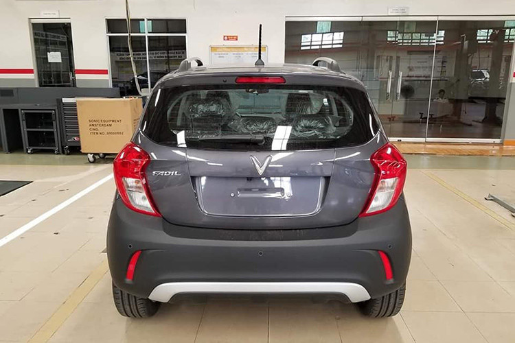 Với tổng giá trị là 12,1 triệu đồng ở ngoại thất, nếu mua xe để chạy kinh doanh dịch vụ thì không cần thiết tới những tuỳ chọn trên vì nếu không có cũng không ảnh hưởng tới việc sử dụng chiếc xe. Về cơ bản, mẫu xe này còn được trang bị cả xi nhan bên hông, gương chiếu hậu tích hợp chỉnh điện báo rẽ và sấy kính (duy nhất trong phân khúc).