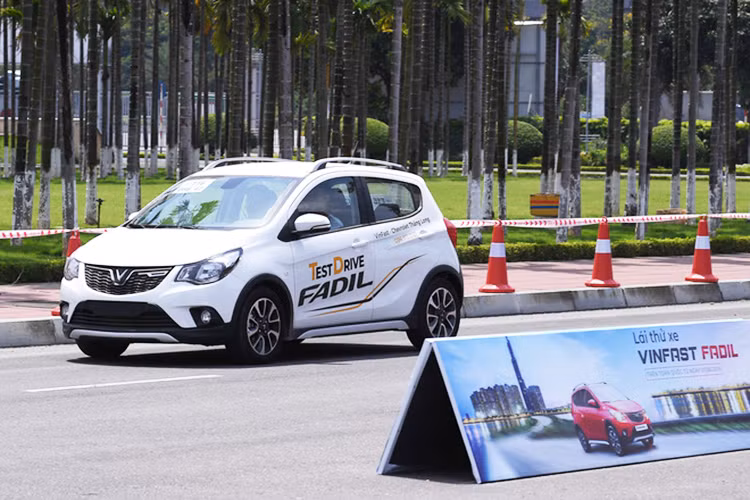 Tính năng tự động khoá cửa khi xe di chuyển trị giá 3,3 triệu đồng cũng là 1 tuỳ chọn đáng lưu ý, đặc biệt là khi trên xe có trẻ em. Cảm biến phía sau hỗ trợ đỗ xe 3 điểm với giá 4,4 triệu đồng, thực tế, khách hàng cũng có thể mua được ở ngoài nhưng mua chính hãng bao giờ cũng tốt hơn. Cuối cùng là cảm biến báo chống trộm trị gía 3,3 triệu đồng.