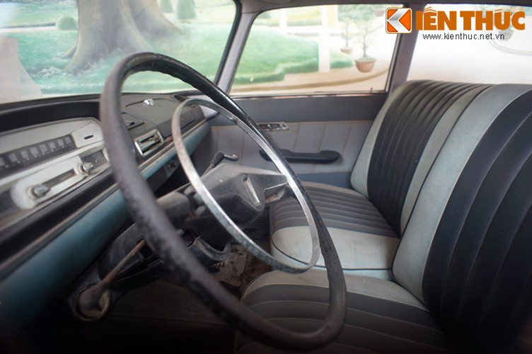 Nội thất với rần xe bọc vải hóa học cứng có kẻ những ô vuông nhỏ, chính giữa có 01 bóng đèn, mặt đèn bọc nhựa màu trắng hình chữ nhật dài 9cm, rộng 7cm. Ghế ngồi bọc đệm da màu vàng. Xe có 4 cửa, phía sau có mặt kính, hai bên thành xe phía trong treo riđô bằng vải voan màu trắng.