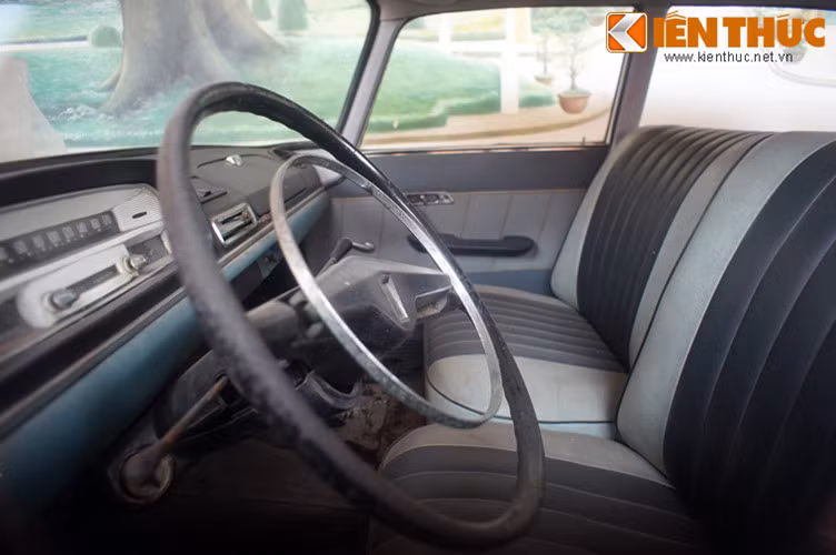 Nội thất với rần xe bọc vải hóa học cứng có kẻ những ô vuông nhỏ, chính giữa có 01 bóng đèn, mặt đèn bọc nhựa màu trắng hình chữ nhật dài 9cm, rộng 7cm. Ghế ngồi bọc đệm da màu vàng. Xe có 4 cửa, phía sau có mặt kính, hai bên thành xe phía trong treo riđô bằng vải voan màu trắng.