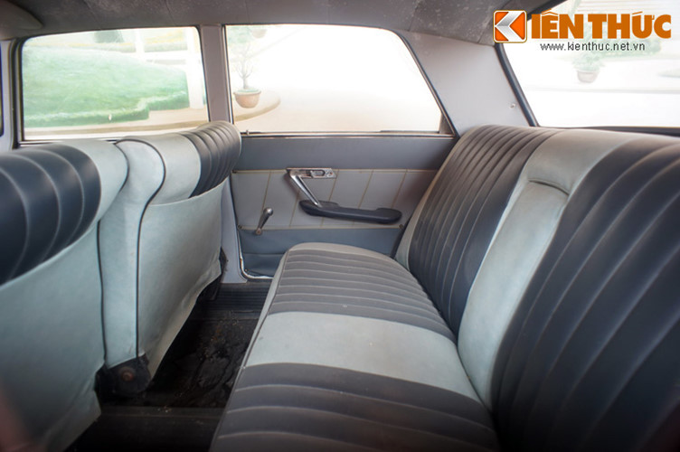 Phía bảng táp lô của xe được trang bị một đồng hồ báo giờ hình chữ nhật, một đài bán dẫn lắp luôn vào xe để sử dụng nghe thông tin đài báo..., một đồng hồ đo tốc độ chạy tối đa là 170km/h và tối thiểu là 10km/h.