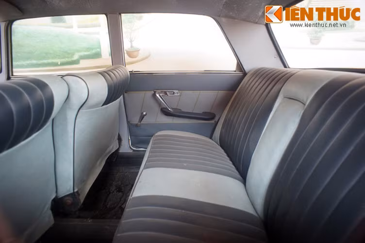 Phía bảng táp lô của xe được trang bị một đồng hồ báo giờ hình chữ nhật, một đài bán dẫn lắp luôn vào xe để sử dụng nghe thông tin đài báo..., một đồng hồ đo tốc độ chạy tối đa là 170km/h và tối thiểu là 10km/h.