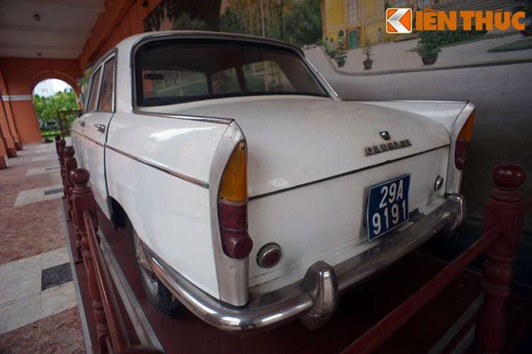 Theo các tư liệu lịch sử ghi lại cho biết, khi đi công tác xa - Bác Hồ thường đi xe Pobeda của Liên Xô vì xe máy khoẻ và tiết kiệm xăng. Còn khi đi lại trong thành phố, Người thường dùng chiếc Peugeot 404.