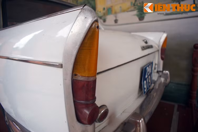 Đến khoảng năm 1967, do chân Bác bị yếu sau một tai biến não nhẹ. Chính vì vậy vào những năm cuối đời, Bác chủ yếu sử dụng chiếc xe Peugeot 404 này bởi gầm xe thấp, việc lên xuống xe thuận tiện hơn...