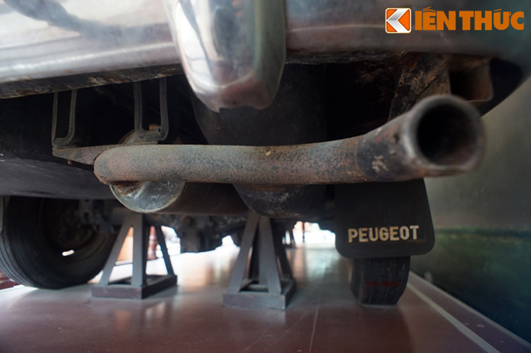 Động cơ của chiếc xe Peogeot 404 dạng 4 máy, cho công suất khoảng 9 mã lực. Trọng lượng xe không tải là 1950 kg, trọng tải chở 5 hành khách vào khoảng 250kg cộng thêm 100kg (hàng hóa), tổng cộng 2300kg.