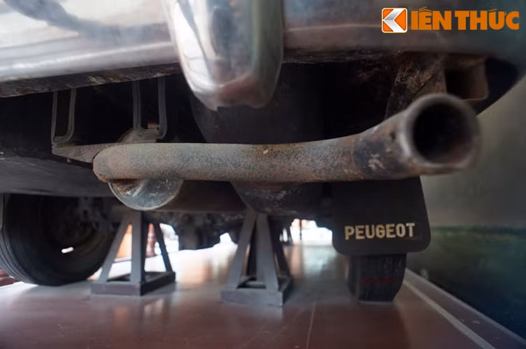 Động cơ của chiếc xe Peogeot 404 dạng 4 máy, cho công suất khoảng 9 mã lực. Trọng lượng xe không tải là 1950 kg, trọng tải chở 5 hành khách vào khoảng 250kg cộng thêm 100kg (hàng hóa), tổng cộng 2300kg.