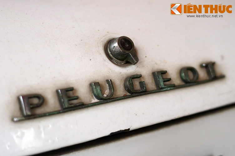 Chiếc xe Peugeot 404 này sở hữu màu trắng, có hai đèn pha tròn phía trước, mỗi bóng có đường kính 12cm. Bên cạnh là hai đèn hiệu xin đường có hình dáng gần giống hình chữ nhật dài 15cm, rộng 9cm. Ở chính giữa đầu xe có gắn biểu tượng sư tử của hãng Peugeot. Phía sau xe có bốn bóng đèn, hai đèn hiệu bọc kính màu đỏ dài 35cm, rộng 14cm.