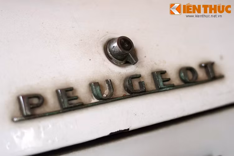 Chiếc xe Peugeot 404 này sở hữu màu trắng, có hai đèn pha tròn phía trước, mỗi bóng có đường kính 12cm. Bên cạnh là hai đèn hiệu xin đường có hình dáng gần giống hình chữ nhật dài 15cm, rộng 9cm. Ở chính giữa đầu xe có gắn biểu tượng sư tử của hãng Peugeot. Phía sau xe có bốn bóng đèn, hai đèn hiệu bọc kính màu đỏ dài 35cm, rộng 14cm.