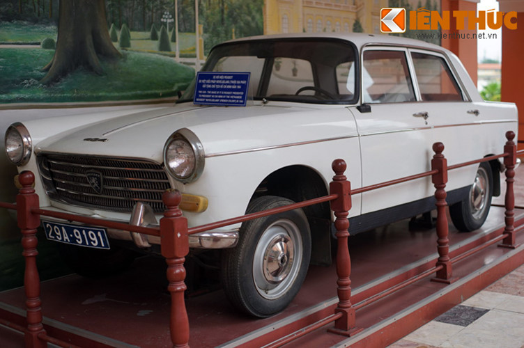 Chiếc Peogeot 404 của Bác Hồ là một dòng xe gia đình của Pháp khá nổi tiếng, nó được sản xuất phổ biến từ đầu những năm 1960 và bán khá chạy trên thế giới. Đây cũng là loại xe gắn liền với câu chuyện cảm động về tấm lòng của kiều bào Pháp tặng Chủ tịch Hồ Chí Minh.