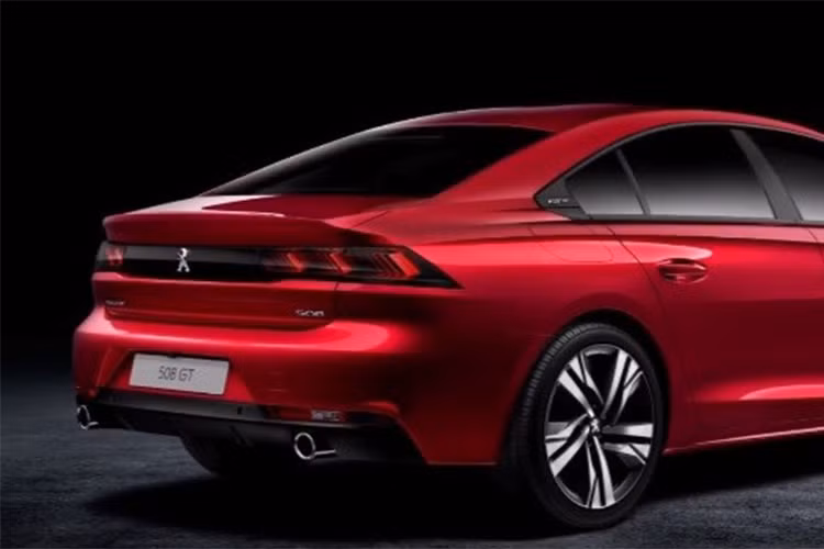 Nhưng theo đánh giá của nhiều người khi xem những hình ảnh này thì điểm nổi bật có thể thấy ở mẫu xe sedan mới này, đó chính là cụm đèn hậu với tổ hợp 12 dải LED được xếp thành các đường chéo mang đậm cá tính.