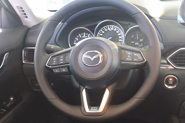 Bên trong nội thất xe cũng thay đổi toàn diện, nhấn mạnh vào triết lý tập trung vào con người. Màn hình giải trí trung tâm của CX-5 cũng nhô lên. Cửa gió điều hòa góc cạnh hơn, dùng vật liệu crôm sang trọng để làm viền. Nút bấm Start/Stop bố trí ra ngoài, không còn nằm sâu sau vô-lăng như đời trước. Vô-lăng thay đổi thiết kế.