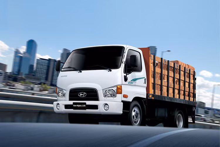 Sức mạnh của New Mighty 75S-110S nằm ở khối động cơ D4GA, đáp ứng tiêu chuẩn Euro 4, dung tích xy-lanh 3,933cc, cho công suất cực đại đạt 138 mã lực tại vòng tua 2,700 vòng/phút. Sức mạnh động cơ được truyền tới cầu xe thông qua hộp số M035S5, 5 số tiến, 1 số lùi. Với các chỉ số này, New Mighty 75S-110S vận hành một cách mạnh mẽ nhưng lại tiết kiệm nhiên liệu tối đa.