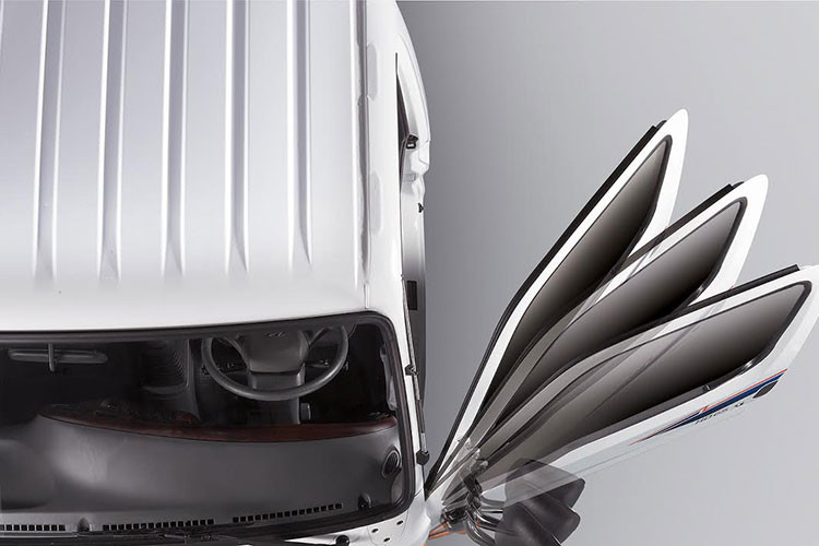 Xe cũng được trang bị bậc lên xuống ở vị trí thuận lợi giúp cho việc lên xuống trở nên dễ dàng hơn cho người dùng. New Mighty 75S được trang bị lốp với kích thước 7.00-16, còn New Mighty 110S trang bị lốp 8.25-16.