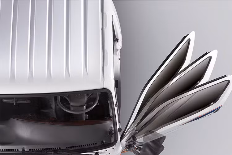 Xe cũng được trang bị bậc lên xuống ở vị trí thuận lợi giúp cho việc lên xuống trở nên dễ dàng hơn cho người dùng. New Mighty 75S được trang bị lốp với kích thước 7.00-16, còn New Mighty 110S trang bị lốp 8.25-16.