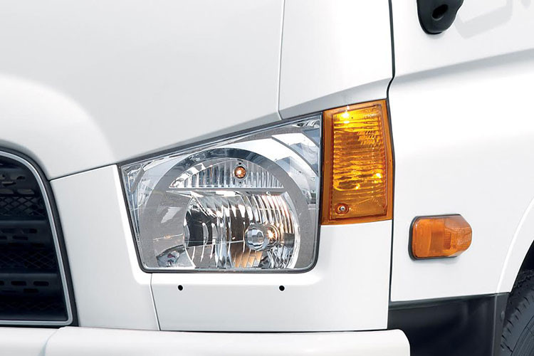 Mặt trước của xe nổi bật với lưới tản nhiệt kết hợp với cụm đèn pha kéo dài sang hai bên mang lại vẻ khỏe khoắn và năng động. Gương chiếu hậu được thiết kế với góc quan sát rộng, tăng độ an toàn cho người lái. Cửa xe với góc mở lớn trên 700 thuận tiện cho việc ra vào.