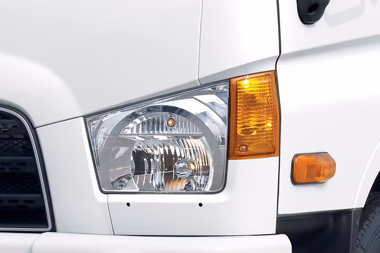 Mặt trước của xe nổi bật với lưới tản nhiệt kết hợp với cụm đèn pha kéo dài sang hai bên mang lại vẻ khỏe khoắn và năng động. Gương chiếu hậu được thiết kế với góc quan sát rộng, tăng độ an toàn cho người lái. Cửa xe với góc mở lớn trên 700 thuận tiện cho việc ra vào.