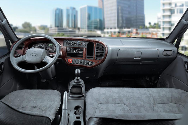 New Mighty 75S-110S gây ấn tượng với cabin rộng rãi và thoải mái. Nội thất cabin được thiết kế và bố trí tối giản chi tiết và tối đa không gian. Bảng điều khiển trung tâm thiết kế cong ấn tượng giúp việc thao tác trở nên dễ dàng hơn. Vô lăng gật gù điều chỉnh theo vị trí ngồi lái tiện lợi. Cụm đồng hồ trung tâm dễ quan sát hiển thị các thông số cần thiết. Xe được trang bị đầu audio kết nối Radio/AUX.