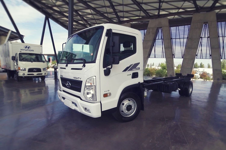 Hyundai New Mighty 75S-110S được phân phối với 3 lựa chọn màu sắc: Trắng, Xanh và Xám với mức giá bán lẻ khuyến nghị là: New Mighty 75S: 666 triệu đồng (Đã bao gồm VAT), New Mighty 110S: 699 triệu đồng (Đã bao gồm VAT). Xe được phân phối trên hệ thống đại lý Hyundai Thành Công Xe Thương Mại với chính sách bảo hành 3 năm hoặc 100.000 km tùy theo điệu kiện nào đến trước.
