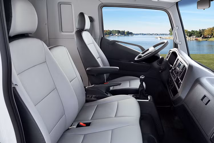 Bên cạnh đó, New Mighty 75S-110S còn được trang bị điều hòa chỉnh tay mang lại không gian thoáng mát, dễ chịu cho người lái và người ngồi cạnh. Để tăng tiện ích cho người sử dụng, xe trang bị thêm nhiều hộc chứa đồ tiện ích, chỗ để cốc, ngăn để tài liệu, và các giấy tờ quan trọng khác.