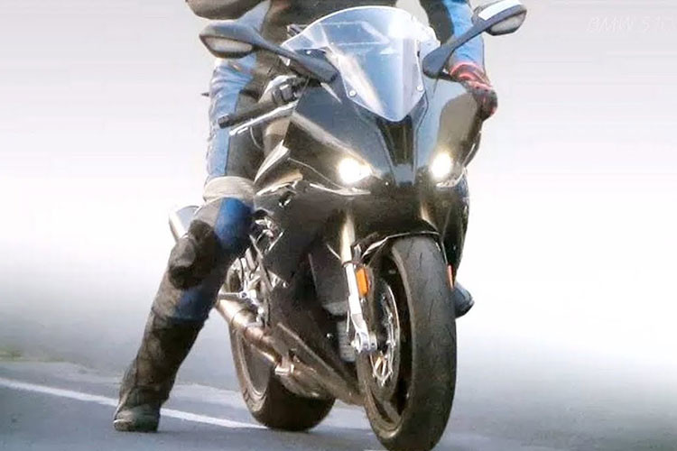 Thay đổi đáng chú ý đầu tiên của xe phải kể đến thiết kế. Thay thế cho thiết kế đèn pha đôi bất đối xứng đặc trưng của các thế hệ BMW S1000RR trước đó, thế hệ mới bắt đầu từ năm 2019 sẽ sở hữu cặp đèn pha đối xứng nhỏ gọn hơn và ứng dụng công nghệ LED.