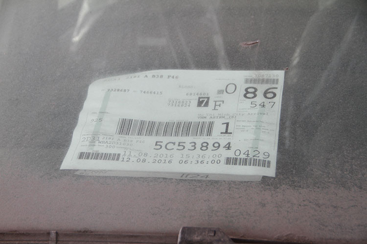 Giấy ghi chú thông tin lô hàng, địa điểm và thời gian xuất - nhập đều vẫn còn lưu lại trên các xe. Tuy nhiên do nằm tại cảng tới hai năm và không được bảo quản kỹ càng, nhiều chi tiết bên ngoài đã bị hư hại.