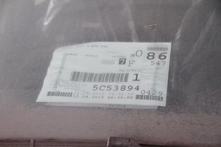 Giấy ghi chú thông tin lô hàng, địa điểm và thời gian xuất - nhập đều vẫn còn lưu lại trên các xe. Tuy nhiên do nằm tại cảng tới hai năm và không được bảo quản kỹ càng, nhiều chi tiết bên ngoài đã bị hư hại.