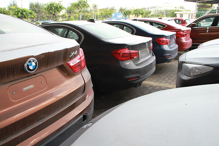 Tuy nhiên, trong thời gian chờ tái xuất - lô xe sang BMW hiện đang chịu cảnh xuống cấp trầm trọng do nằm phơi mưa phơi nắng trong thời gian dài. Các xe mang nhãn hiệu BMW nằm lại cảng này bao gồm đầy đủ những dòng đắt tiền như X6, X5, X1, 750 Li, 740 Li, 730 Li, 520i, 320i...