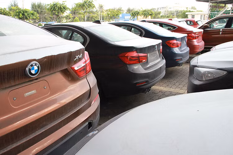 Tuy nhiên, trong thời gian chờ tái xuất - lô xe sang BMW hiện đang chịu cảnh xuống cấp trầm trọng do nằm phơi mưa phơi nắng trong thời gian dài. Các xe mang nhãn hiệu BMW nằm lại cảng này bao gồm đầy đủ những dòng đắt tiền như X6, X5, X1, 750 Li, 740 Li, 730 Li, 520i, 320i...