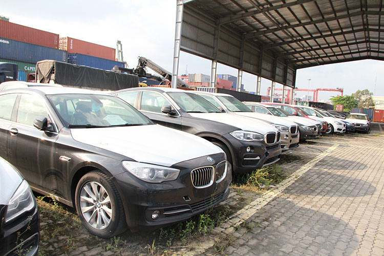 Vụ việc xe sang BMW nhập lậu bắt đầu từ cuối tháng 11/2016 khi Bộ Tài chính yêu cầu Tổng cục Hải quan tạm dừng thông quan ôtô BMW do Euro Auto nhập khẩu vì cho rằng công ty này có nhiều sai phạm như làm giả tài liệu để nhập khẩu xe, tự ý tiêu thụ xe khi chưa cho thông quan và không cung cấp giấy tờ cần thiết, có dấu hiệu gian lận lừa dối khách hàng.